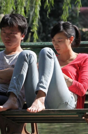 No432 难得碰上的“大尺度”长椅美女露足