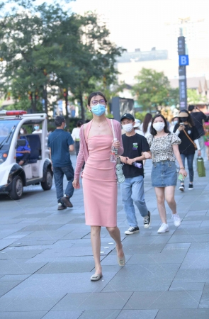 粉色裙眼镜妹真苗条