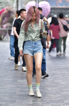 逛街牛仔热裤美女