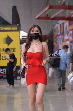 长腿红裙女模的另一个版本