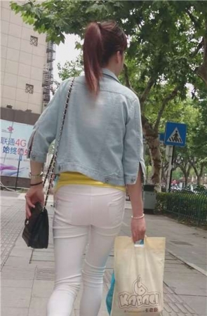 4k-逛街偶遇极品美臀紧身白裤清纯女孩 [1.58 GB]