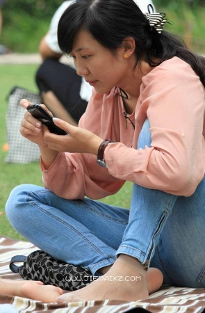 街拍气质的短丝年轻妈妈