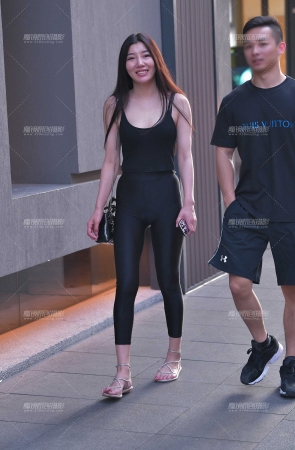 黑色紧身裤的女盆友