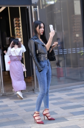 气质高冷范紧牛美女