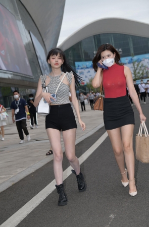 22829-25+112俩个不同风味的美女