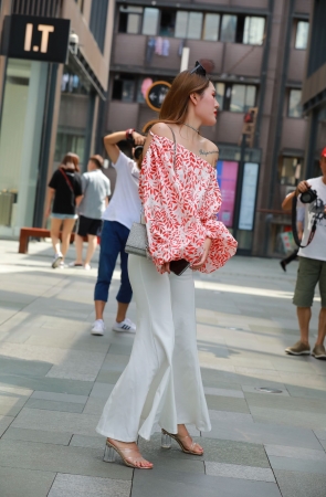 难得一遇极品 白裤美