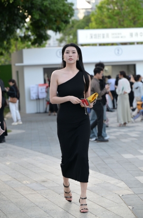 肤白貌美，靓丽娇萋～