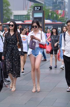 街拍大长腿白衬衫热裤姐姐