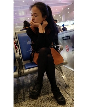 4k-车站候车室遇见无聊等车的妹子，大眼小清新。