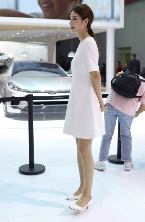 白色裙子销售美女