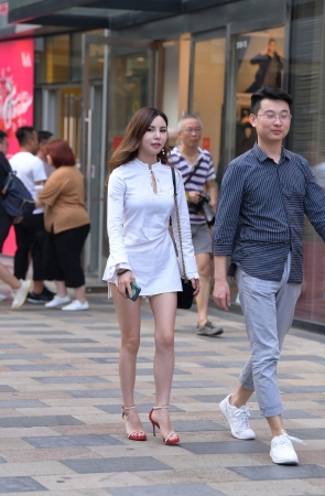 红色高跟凉鞋长腿美女