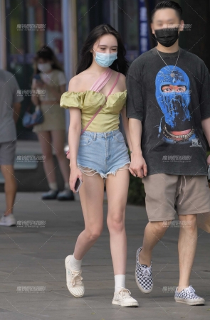 荷叶边、一字肩抹胸热裤美女