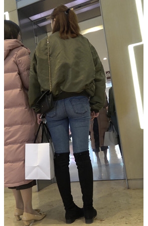 几组牛仔裤妹子