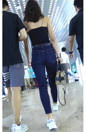 紧身牛仔裤妹子