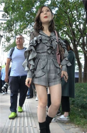 4K – 街拍美腿性感女郎 [979 MB/MP4]