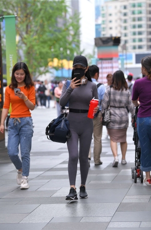 灰色紧身裤美胸小蛮腰