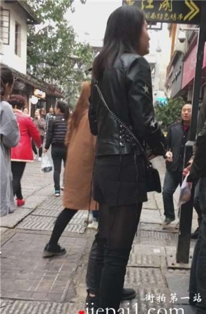 街拍黑丝袜美腿长筒靴美少妇