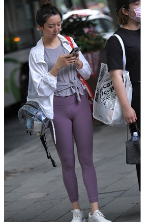 练瑜伽的紧身裤美女(48P)[1.15G/JPG]