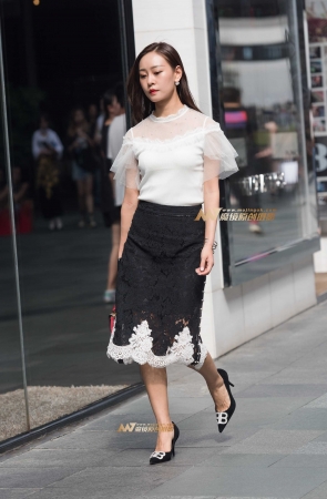 花纹包臀裙美女