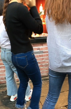 超紧身蓝色牛仔裤黑T恤美女