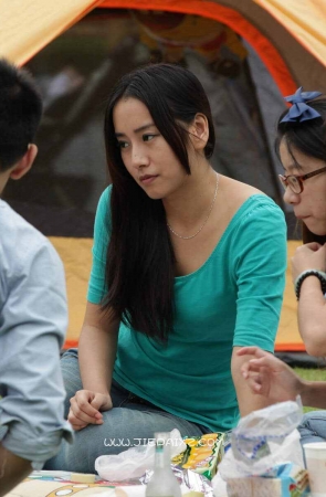 街拍牛仔妹子草地上做起了俯卧撑