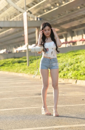 街拍紧致热裤丰满小可爱第二套
