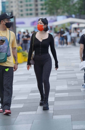 紧身裤，短靴mm