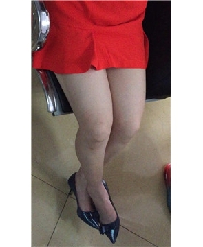 美腿红色包臀裙，尖嘴高跟鞋美眉