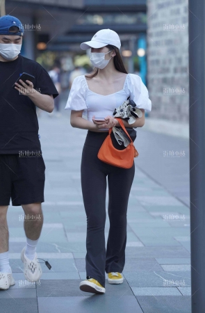 鸭舌帽、黑裤小姐姐