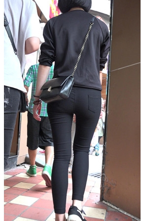 黑色紧身短发妹子