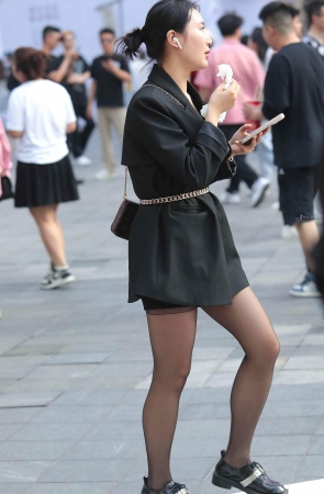 街拍黑丝少妇-18P