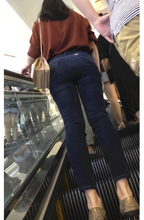 两个牛仔紧身裤美女