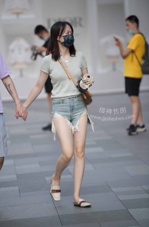 22813-35+72凉快的流苏热裤女友 16P