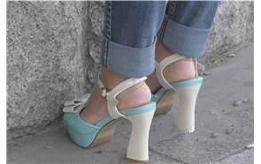 4k-高跟玉足牛仔裤美眉，好艳丽哦。