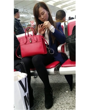 4k-高铁站候车室拍摄黑丝打底裤女孩