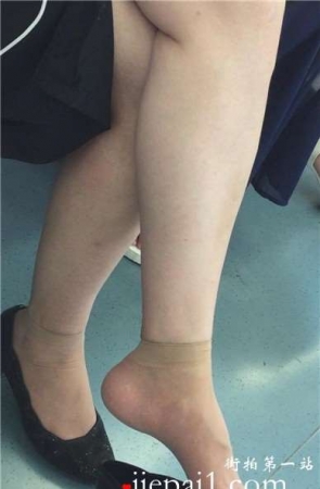 肉丝短袜少妇爱挑些，雪白的大腿诱人