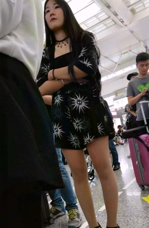 排队的黑色高跟肉色丝袜极品美腿宽松短裤美