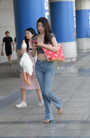 街拍大长腿牛仔美女