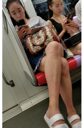 地铁上听歌的妹子[1.2G/MP4]