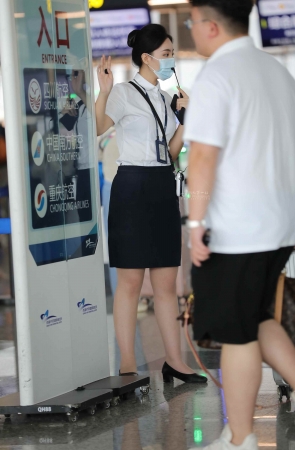 【街拍心灵】街拍制服肉丝美腿机场地勤在工作