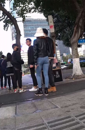 紧身蓝色牛仔裤美女