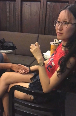 眼镜妹子蓝色牛仔热裤饱满圆润骚臀