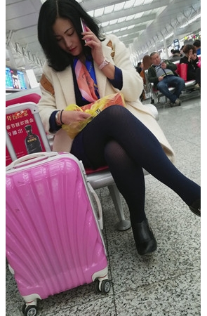 在打电话的美妇