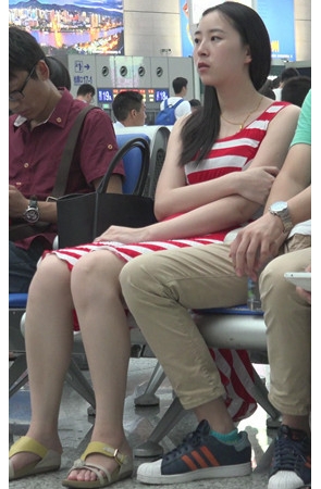 漂亮的红白条纹裙美女