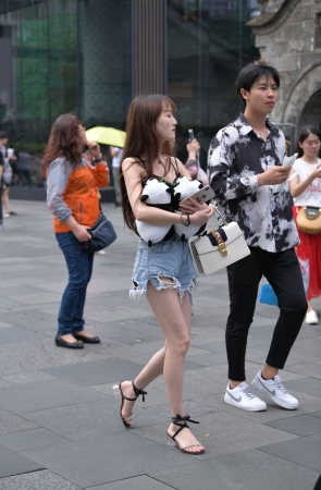 热裤，白嫩美腿的女友