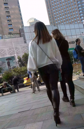 黑色皮裤白色毛衣美女