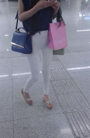 搭乘地铁的白裤苗条MM