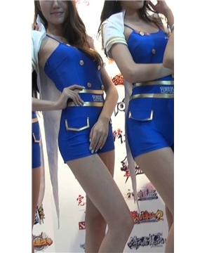 完美世界展示舞台的美女showgirl们。