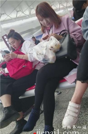 4k-高铁站候车室拍摄美腿高跟鞋甜美MM