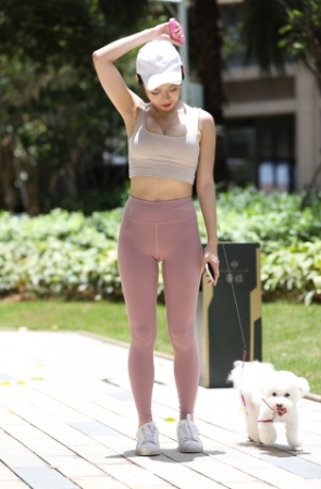 楼下遛狗的小姐姐